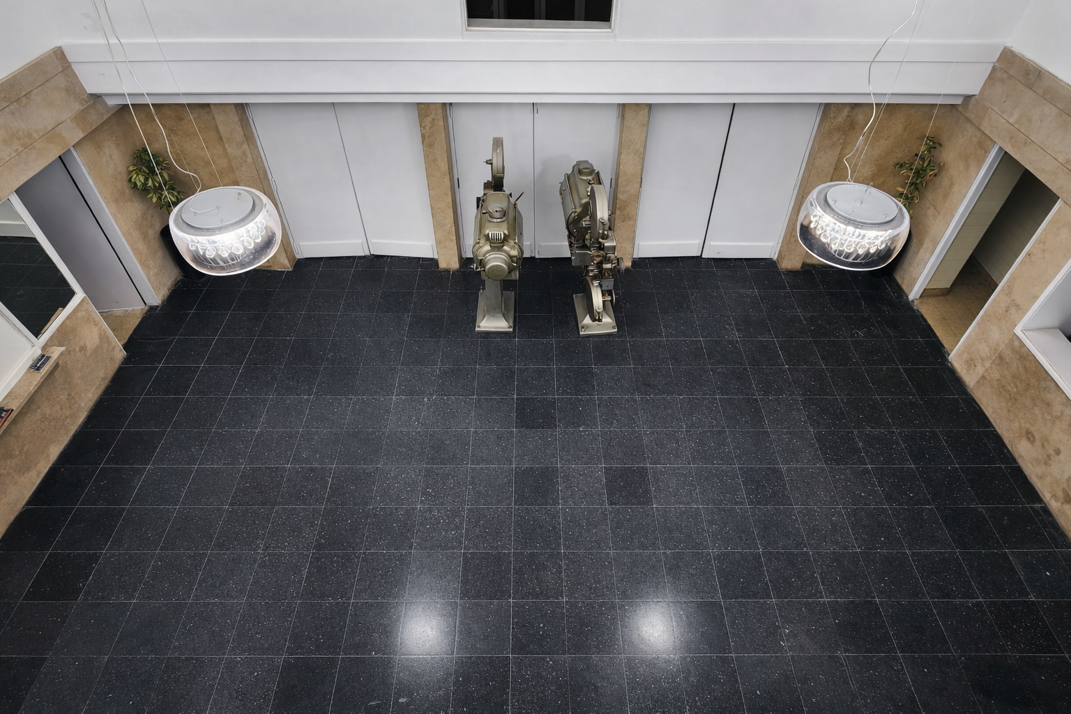 Foyer y proyectores originales